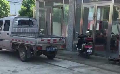 展廳門口，二次構(gòu)造柱泵準備裝車ing