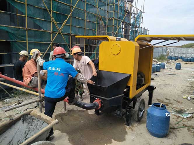 2018年9月16日小型細(xì)石混凝土泵合作弘揚建設(shè)儷湖別墅三期項目